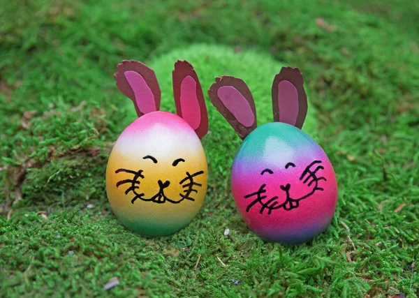 Два смешных пасхальных яйца с заячьим лицом и ушами — стоковое фото