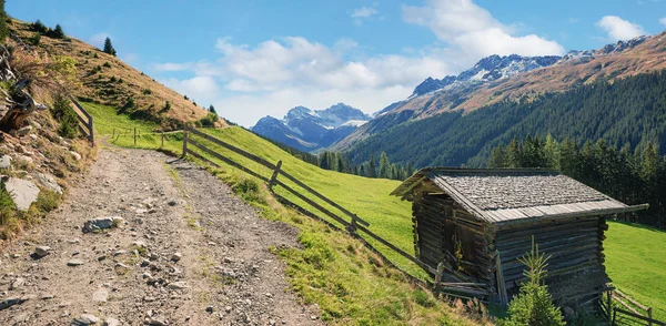 Wandelpad in sertig valley in de buurt van davos — Stockfoto
