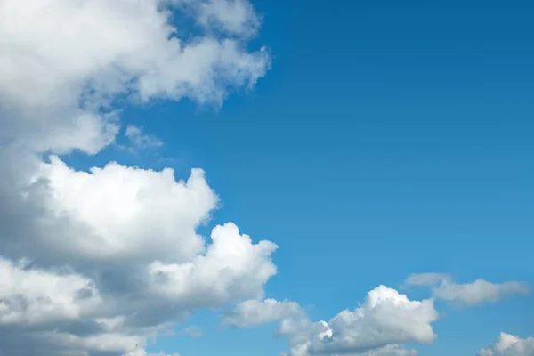 Cielo sfondo con nuvole — Foto Stock