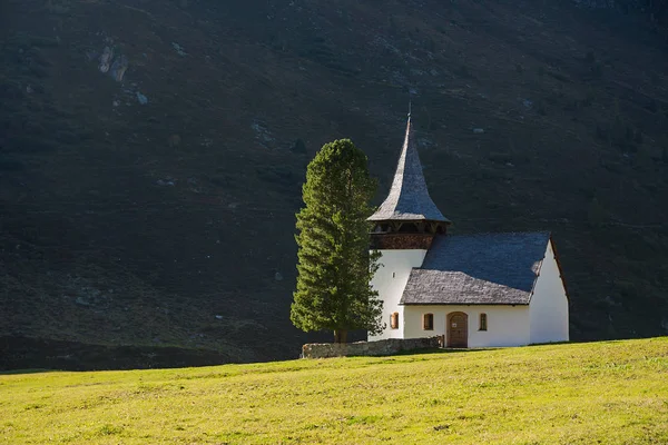 Chapelle de montagne avec soleil — Photo