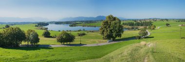 Göl kara RIEGSEE ve Bavyera Alpleri görünümüne