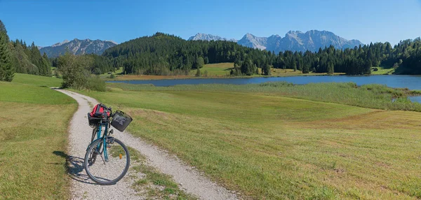 Cyklotrasa kolem geroldsee v bavorské krajině — Stock fotografie