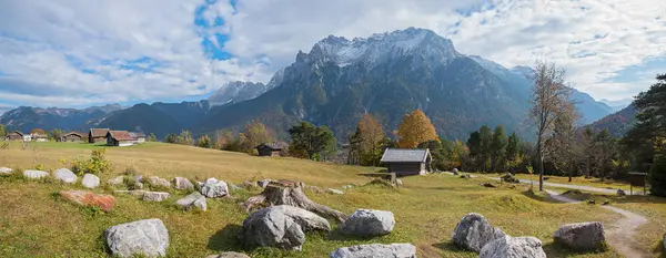 Alpenweide met rotsen en hutten, karwendel berg in de — Stockfoto