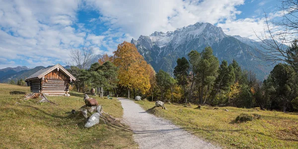 Wandelpad in de buurt van mittenwald met mooie uitkijk naar karwendel — Stockfoto