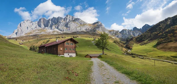 Houten boerderij in idyllische landschap, Zwitserland — Stockfoto