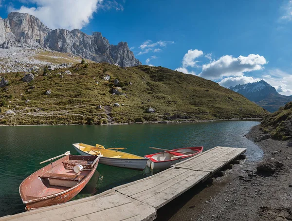 Lago partnun pictórica com barcos a remo, suíça — Fotografia de Stock