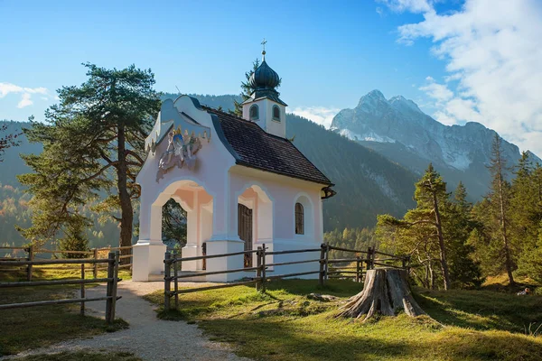 Chapel in the bavarian alps — Stock Photo, Image