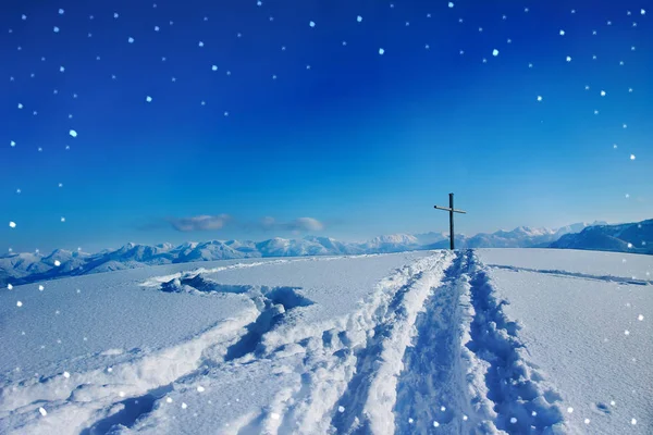 Landschap van de nacht op de bergtop met sneeuwvlokken — Stockfoto