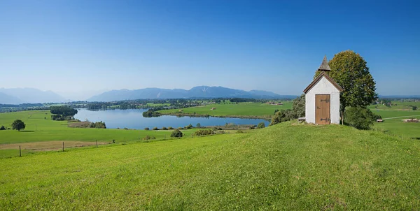 Petite chapelle dans un paysage bavarois idyllique avec vue sur le lac riegs — Photo