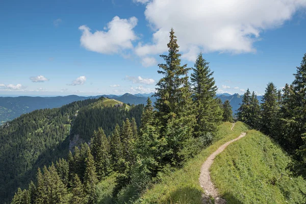 Vandringsled längs den mountain crest brauneck, Bayern — Stockfoto