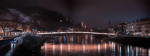 Most nad rzeką salzach, w nocnej scenerii starego miasta salzburg — Zdjęcie stockowe