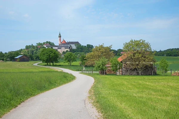 Beierse landschap met klooster op de heuvel — Stockfoto