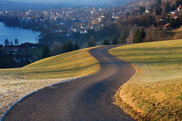 Vinutí cestu podvečerním slunci, procházky nad schliersee turistické — Stock fotografie