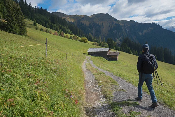 Vandrande mannen i schweiziska landskapet — Stockfoto