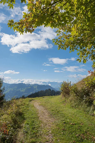 Холмистая дорожка на гризонах, швейцарский пейзаж — стоковое фото
