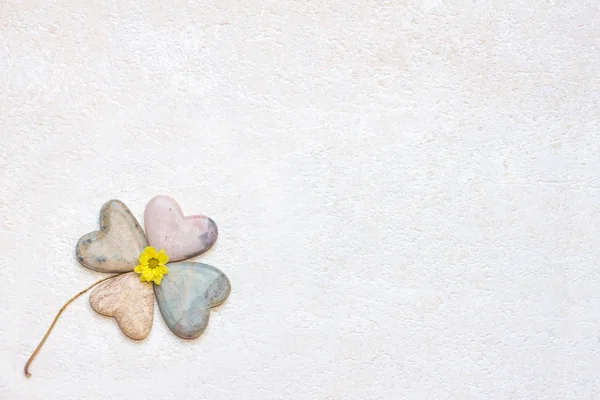 Four - leaved clover, gemaakt van speksteen harten — Stockfoto