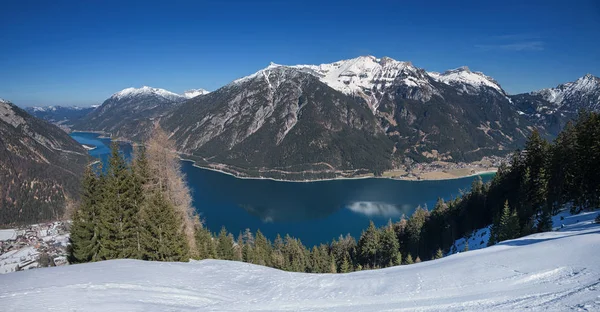 画报湖 achensee 在三月，从山上查看 — 图库照片