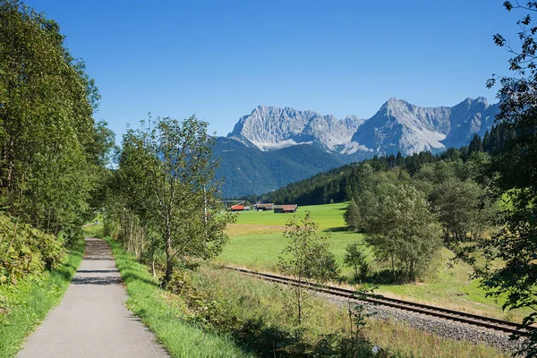 Bikeway längs järnvägen körfältet från garmisch till mittenwald — Stockfoto