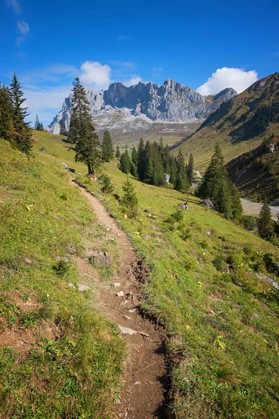 Hiking trail in the swiss alps — Stock Photo, Image