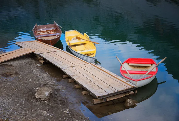 划着小船在高山湖 — 图库照片