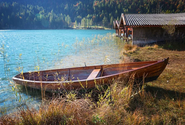 Turkos alpina sjön lautersee med förtöjda roddbåt en ed — Stockfoto
