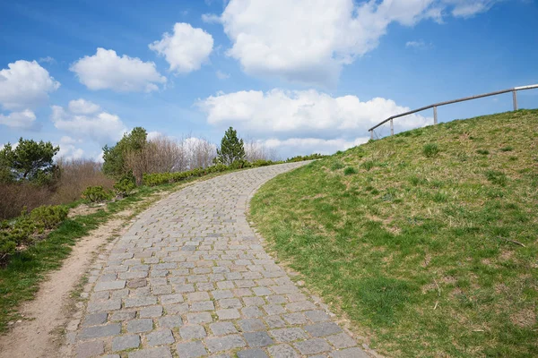 Trottoir pavé vers le haut de la colline, avec courbe — Photo