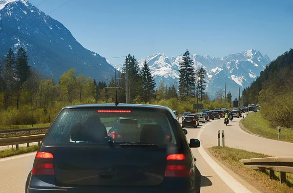 Liikenteen ruuhkautuminen Garmischin moottoritien päättyessä — kuvapankkivalokuva