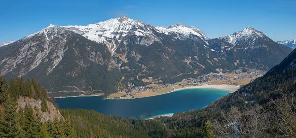 Paisaje austriaco pictórico con vista al lago achensee y rofa — Foto de Stock