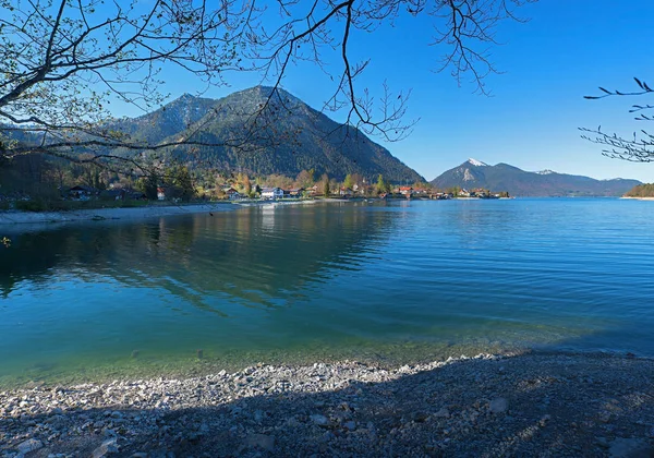 Pláž jezera walchensee v rané jarní — Stock fotografie