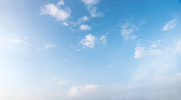 Cielo azul claro con pequeñas nubes esponjosas —  Fotos de Stock