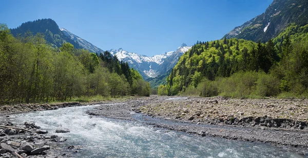 Idylliska trettach floden och dalen nära oberstdorf — Stockfoto