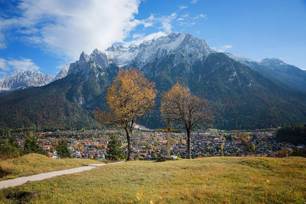Uitkijkpunt over mittenwald stad, plaats voor meditatie — Stockfoto