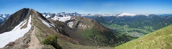 Fellhorn 山顶和视图到 kleinwalsertal — 图库照片