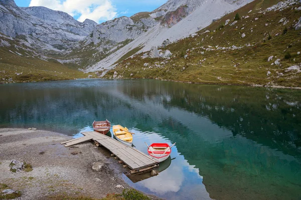 Λίμνη partnun με βάρκες με κουπιά — Φωτογραφία Αρχείου