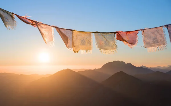 Soluppgång i bergen, färgglada bön flaggor — Stockfoto