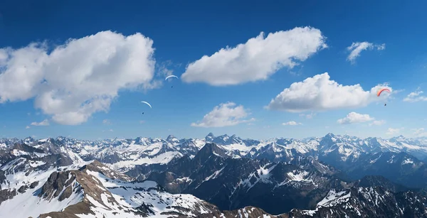 Vista desde la cumbre del nebelhorn en los alpes nevados, parapente flotante —  Fotos de Stock