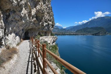 manzarası ile güzel hiking trail garda Gölü üzerinde