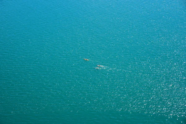 Três caiaques no largo oceano azul-turquesa — Fotografia de Stock