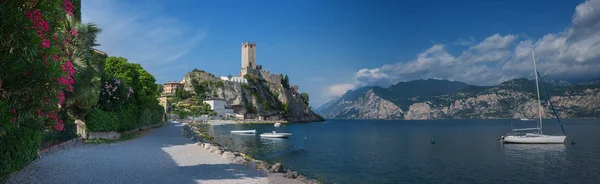 Lakeside walkway malcesine with view to scaligero castle — Stock Photo, Image