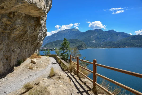 Famoso vecchio sentiero del ponale, scavato nelle rocce, lago di garda, Italia — Foto Stock