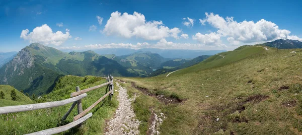 Monte baldo turistická stezka — Stock fotografie