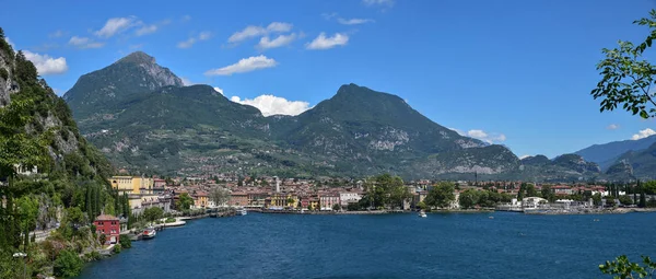 Vista riva del garda e lago — Foto Stock