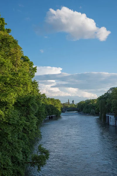 緑の川岸とイザール川ミュンヘン — ストック写真