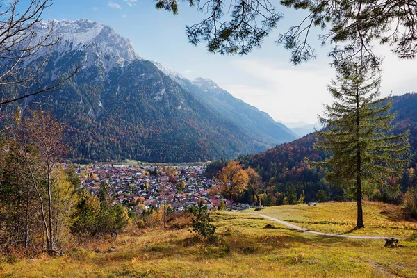Beliebtes Ausflugsziel oberhalb der Touristenstadt Mittenwald — Stockfoto