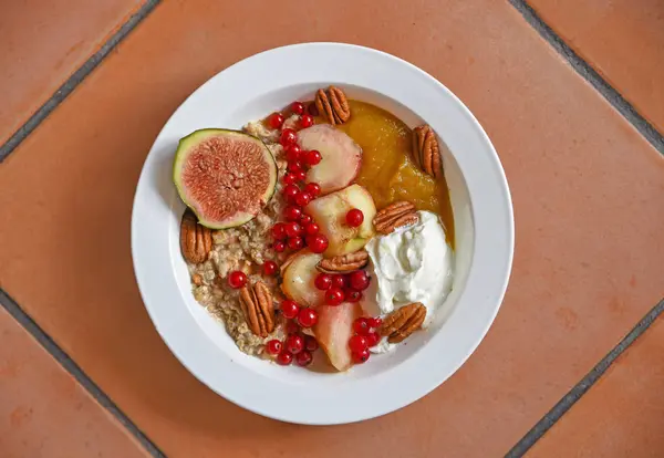 Delicious porridge breakfast with figs and pecan nuts and fresh — Stock Photo, Image