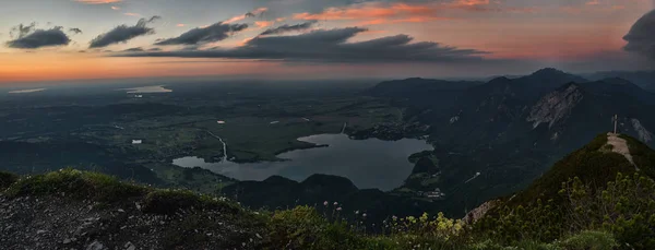 Vista para o sopé alpino e lago kochelsee ao pôr-do-sol — Fotografia de Stock