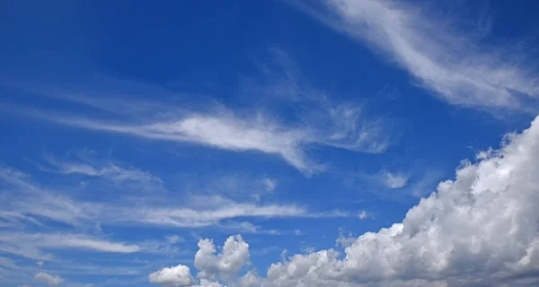 Krásná modrá obloha s mraky cumulus a cirrus — Stock fotografie