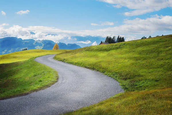 Извилистая дорога в швейцарских Альпах — стоковое фото