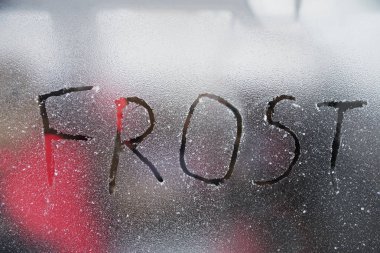 donmuş araba yan pencere çizilmiş frost ile