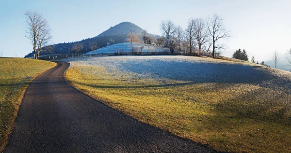 Kurviga vägen uppför backen på en frostig morgon — Stockfoto